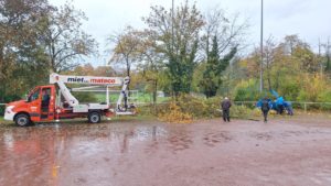 Mehr über den Artikel erfahren Fleissige Helfer im Baggerloch