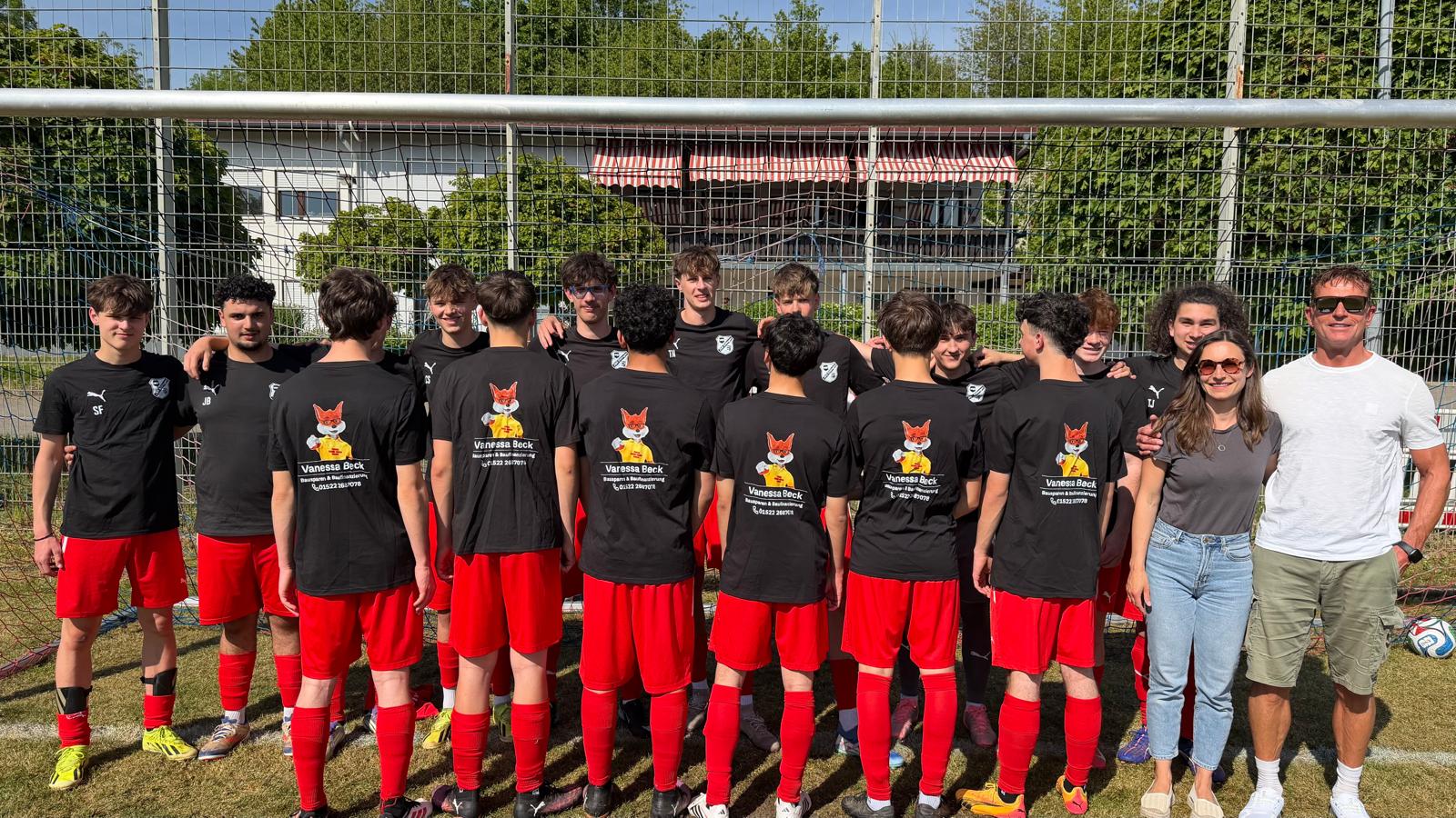 Du betrachtest gerade Überragende Woche der B‑Jugend der JSG Ettlingen & neue Aufwärmshirts
